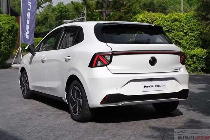 Tại xứ sở Chùa Vàng, mẫu xe hatchback thuần điện này không sử dụng tên gọi MG4 mà được bán dưới tên đơn giản là MG Urban nhằm phân biệt với mẫu MG4 cũ. Tiếp nối xu hướng của nhiều mẫu xe hatchback điện Trung Quốc hiện đại, MG Urban sở hữu thiết kế thân xe một khoang với phong cách trung tính hơn, không còn sắc sảo và thể thao như MG4 đời cũ.