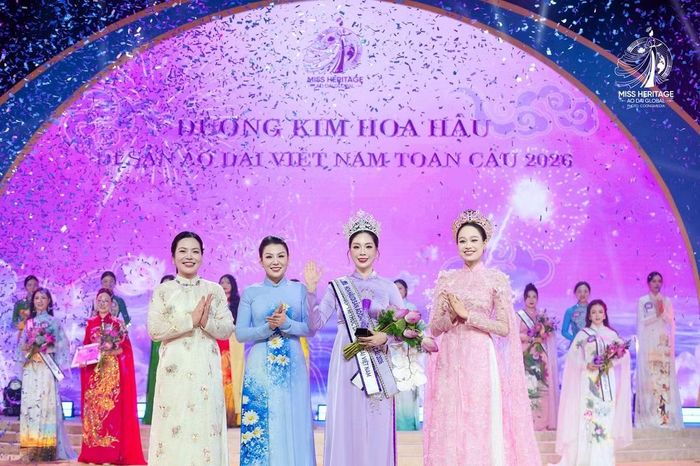 NTK Cao Thu Vân - Trưởng BTC, Ths Đàm Hương Thủy - Nhà sáng lập cuộc thi và Hoa hậu Biển đảo 2025 Nguyễn Thị Mỹ Linh trao vương miện cho tân Hoa hậu. Ảnh: Tống Quốc Bằng