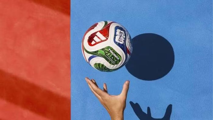 Để tích hợp hệ thống điện tử mà không làm ảnh hưởng đến đặc tính thi đấu, KINEXON đã phát triển cơ chế treo cảm biến chuyên dụng bên trong lõi bóng, giúp thiết bị luôn ổn định trong quá trình vận hành nhưng vẫn đảm bảo trọng lượng, độ cân bằng và khả năng khí động học đạt tiêu chuẩn thi đấu quốc tế.
