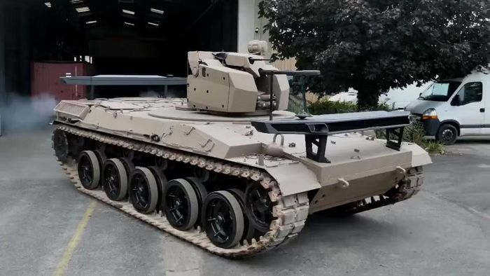 Thay thế cho tháp pháo có người điều khiển ban đầu của AMX-30 và khẩu pháo 105mm Modèle F1, REFURBOT trang bị ARX-25, một trạm vũ khí điều khiển từ xa được xây dựng xung quanh khẩu pháo tự động KNDS 25M811 bắn đạn 25mm x 137.