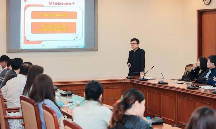 Nhà báo Võ Mạnh Hùng trao đổi kinh nghiệm “Kỹ năng đưa tin về các vấn đề môi trường” cùng các nhà báo thuộc Hội Nhà báo Cộng hòa Dân chủ Nhân dân Lào.
