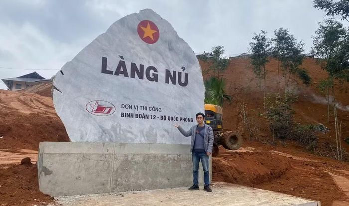 Nhà báo Hoàng Chiên trong một lần tác nghiệp tại làng Nủ, xã Phúc Khánh (Lào Cai).