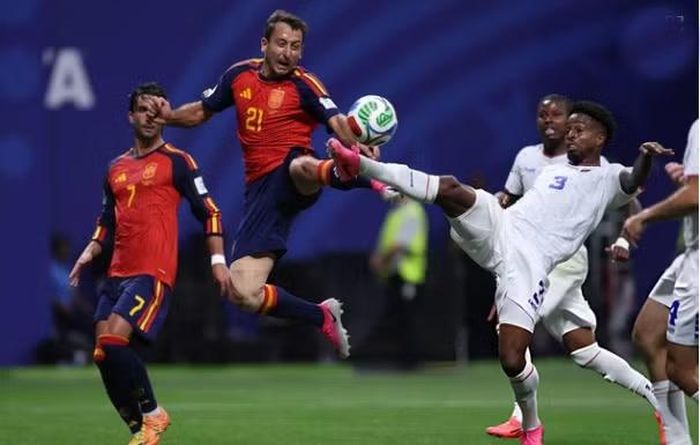 Hiệp 1, Tây Ban Nha thi đấu áp đảo và dẫn trước Ả Rập Xê Út với tỷ số 1-0.