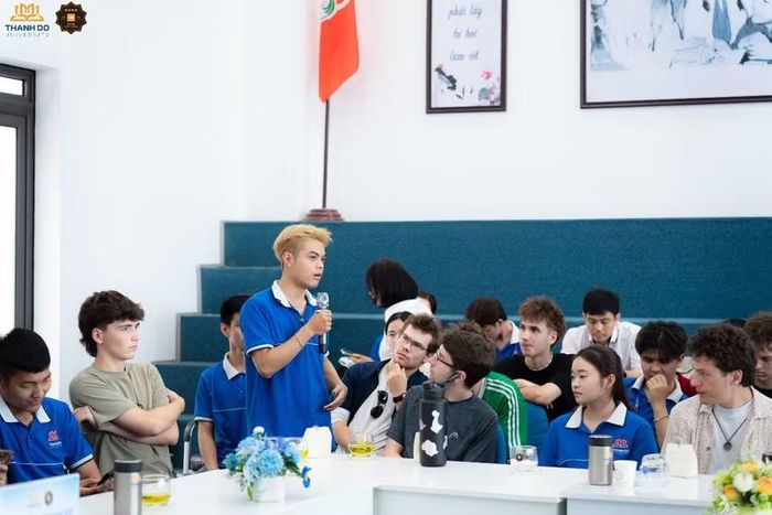 Sinh viên Thành Đô tự tin sử dụng tiếng Anh trong giao lưu với bạn bè quốc tế, thể hiện năng lực hội nhập và bản lĩnh của thế hệ công dân toàn cầu.