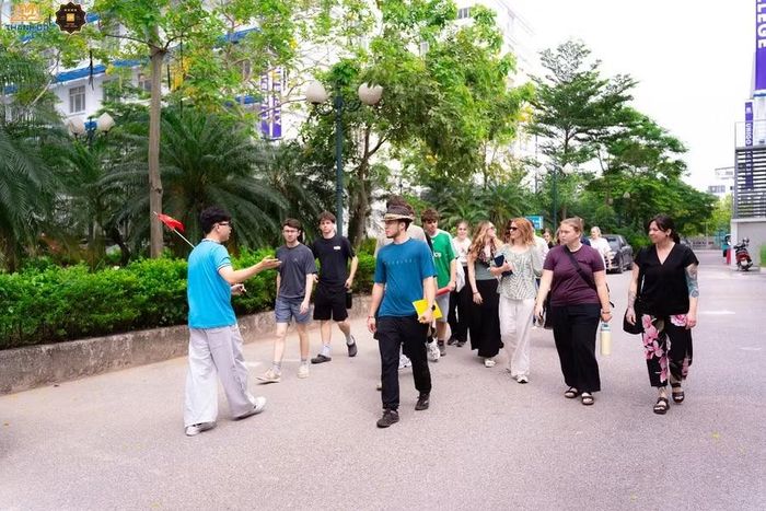 Chương trình mang đến cơ hội để sinh viên trải nghiệm môi trường học tập đa văn hóa ngay tại trường, mở rộng thế giới quan và nâng cao năng lực hội nhập quốc tế.