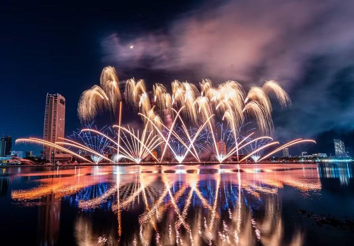 Tối 20/6, đêm thi thứ 4 của Lễ hội pháo hoa quốc tế Đà Nẵng (DIFF) 2026 với chủ đề “Sáng tạo” là cuộc đối đầu giữa Steffes-Ollig Feuerwerke GmbH & Co. KG (Đức) và Apple Pyrotechnics Co., Ltd (Ma Cao, Trung Quốc).
