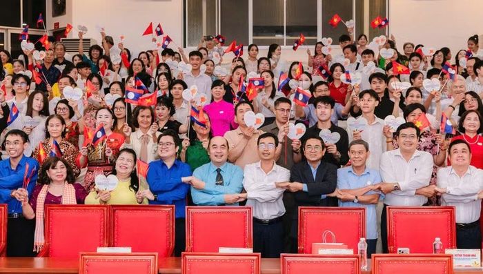 Những cái bắt tay thấm tình hữu nghị.