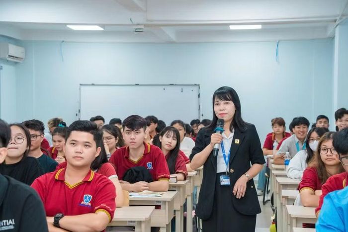 Cù Ngọc Phương và sinh viên Trường Đại học Nguyễn Tất Thành. Ảnh: NTCC