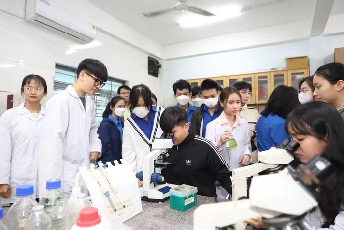 Sinh viên Trường Đại học Sư phạm (Đại học Đà Nẵng). Ảnh: NTCC