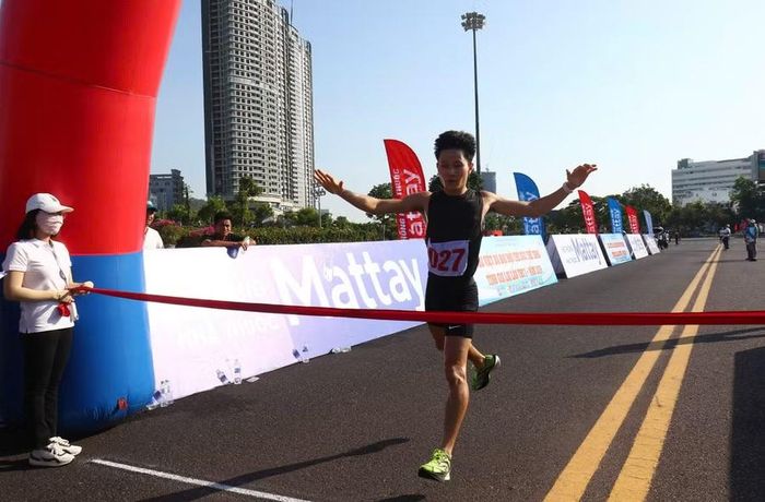Vận động viên tăng tốc về đích.