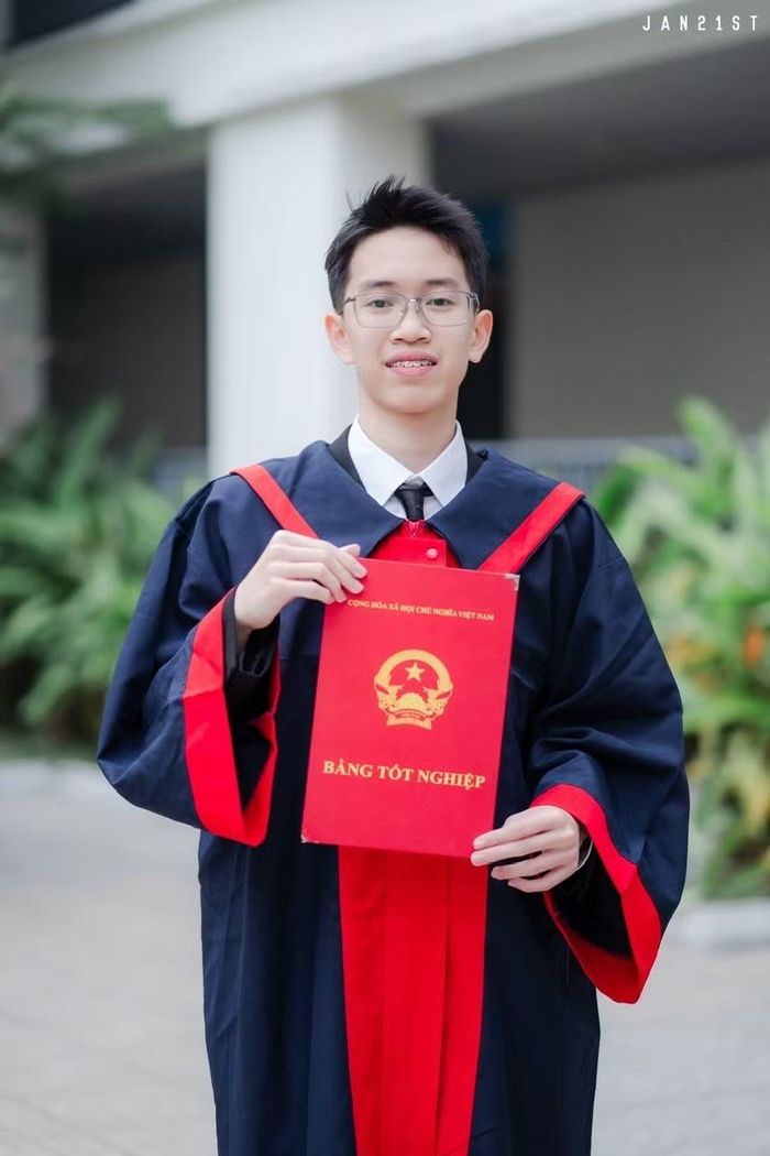 Trần Bách lớp 9A5 đạt giải Nhất môn Tiếng Pháp cấp Phường, Giải Nhì môn Tiếng Pháp cấp Thành phố và đỗ chuyên Ngoại Ngữ, Chuyên Hà Nội - Amsterdam. Điểm xét tuyển 27 điểm; điểm chuyên Sở: 44,6 điểm.