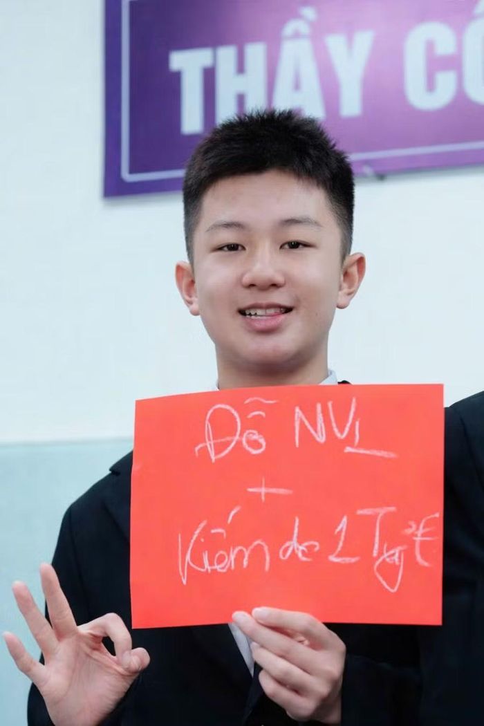 Nguyễn Quang Anh lớp 9A5 đỗ chuyên Trường THPT Hà Nội Amsterdam, trường THPT chuyên Ngoại ngữ. Điểm xét tuyển 27,25, điểm xét tuyển chuyên 42,85.