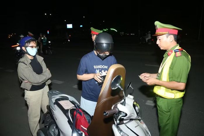 Lực lượng chức năng kiểm tra giấy tờ xe người tham gia giao thông. Ảnh: Công an Đồng Nai.