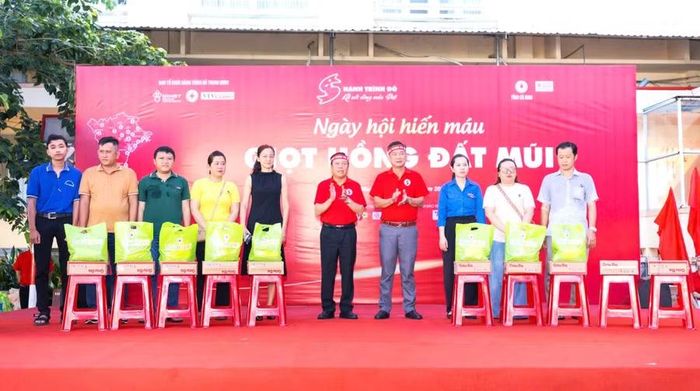 Ban Tổ chức tặng quà cho những người hiến máu và hộ dân có hoàn cảnh khó khăn.