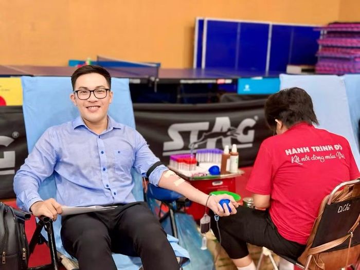 TS Trịnh Huỳnh An, Phó Hiệu trưởng Trường Đại học Bình Dương, Giám đốc BDU Cà Mau tham gia hiến máu.