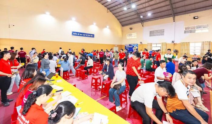 Đông đảo người dân Cà Mau tình nguyện tham gia hiến máu.