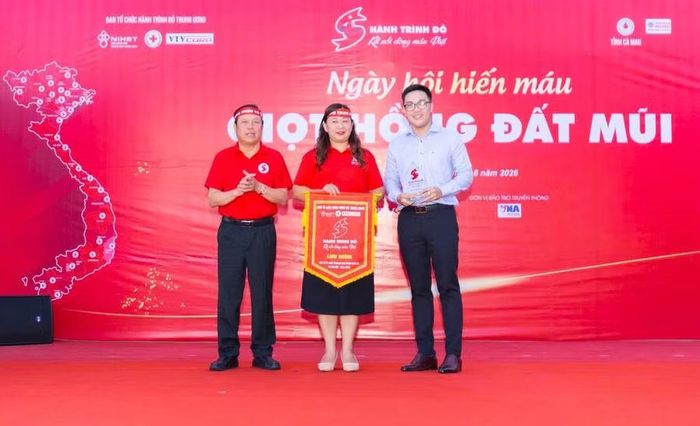 Ban Tổ chức trao quà lưu niệm cho đơn vị đăng cai Hành trình đỏ tại Cà Mau.