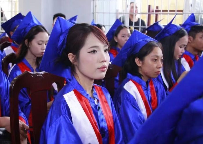 Các sinh viên tốt nghiệp tại buổi lễ.