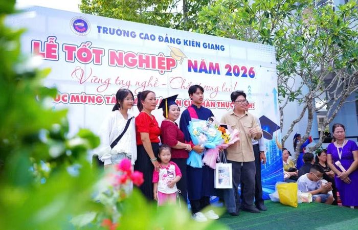 Các tân kỹ sư, tân cử nhân thực hành lưu lại những khoảnh khắc đáng nhớ cùng gia đình.