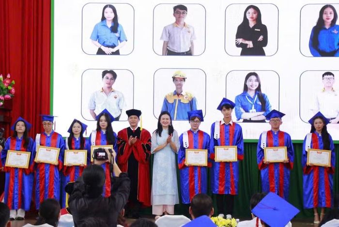 Tuyên dương, khen thưởng các sinh viên có thành tích học tập, rèn luyện xuất sắc.
