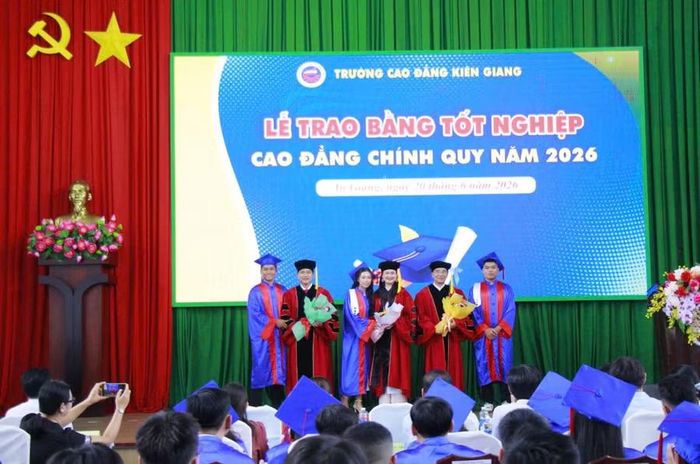 Các đại diện sinh viên trao tặng hoa tri ân Ban Giám hiệu nhà trường.