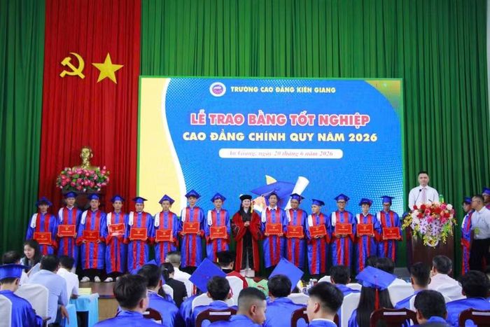 Trao bằng tốt nghiệp cho các tân kỹ sư, tân cử nhân.