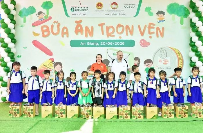 Ban tổ chức tặng quà cho học sinh tại chương trình.