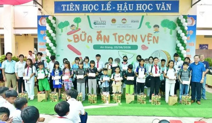 Trao 30 suất học bổng và quà cho học sinh vượt khó học giỏi của xã Bình Mỹ (tỉnh An Giang).