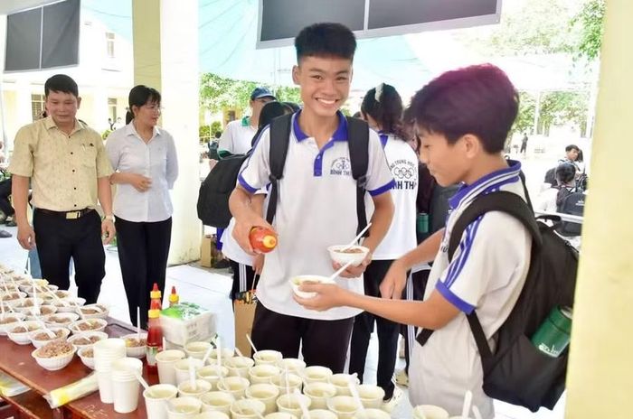 Học sinh thích thú trải nghiệm các bữa ăn dinh dưỡng từ chương trình.