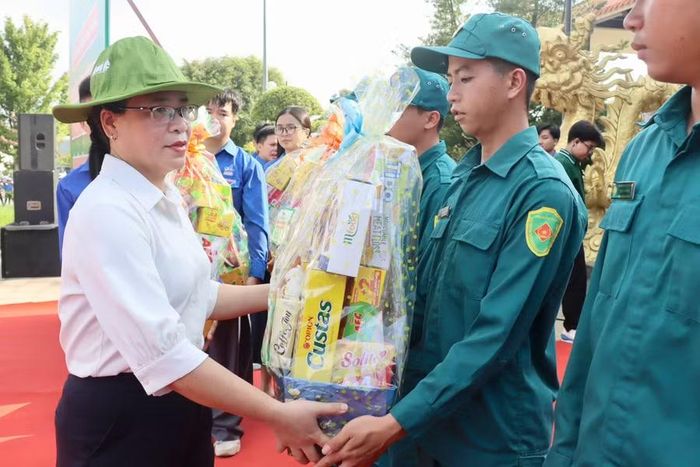Bà Nguyễn Thị Tuyết Minh - Phó trưởng Ban Tuyên giáo và Dân vận Thành ủy TPHCM trao quà cho đoàn viên, thanh niên lực lượng vũ trang có hoàn cảnh khó khăn.