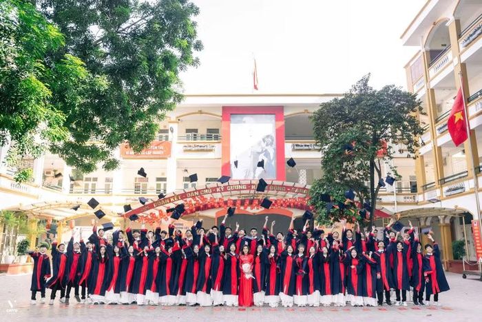 Lớp 9A1 do cô Hoàng Phương Quỳnh chủ nhiệm dạy Toán có số lượng đỗ lớp 10 chuyên đông nhất và có thí sinh đạt tổng điểm cao nhất trường là 28 điểm.
