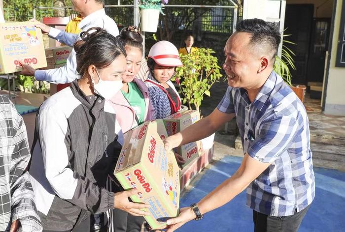 Nhà báo Nguyễn Minh Thịnh chia sẻ khó khăn với các thầy cô giáo và người dân vùng thiên tai.