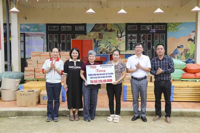 Nhà báo Dương Thanh Hương - Phó Tổng Biên tập Báo Giáo dục và Thời đại (thứ 3 tính từ bên trái) cùng các nhà hảo tâm trao quà hỗ trợ Trường Mầm non Tìa Dình, xã Tìa Dình, tỉnh Điện Biên sau đợt mưa lũ tháng 8/2025.