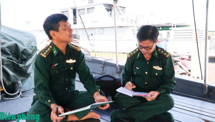Trung tá Vũ Văn Khu, phóng viên Báo Biên phòng, tác nghiệp trong chuyến công tác trên tàu của Hải đoàn Biên phòng 38. Ảnh: Nhân vật cung cấp