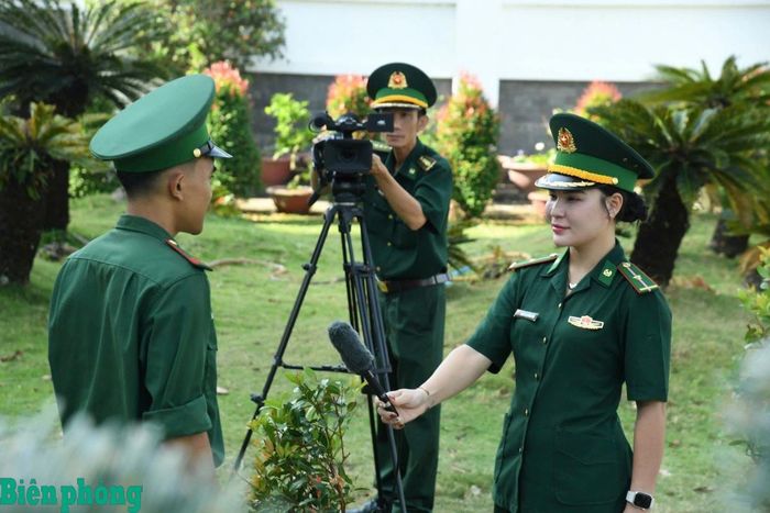 Tổ Tuyên truyền Văn hóa, Phòng Chính trị, Ban Chỉ huy Bộ đội Biên phòng tỉnh Tây Ninh thực hiện chuyên mục "Vì chủ quyền an ninh biên giới quốc gia". Ảnh Lê Quân
