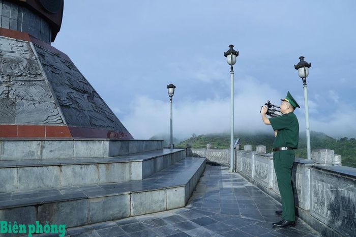 Thượng tá Quân nhân chuyên nghiệp Nguyễn Văn Sửu, phóng viên Điện ảnh-Truyền hình Bộ đội Biên phòng, tác nghiệp tại Cột cờ Quốc gia Lũng Cú, tỉnh Tuyên Quang. Ảnh: Ngọc Lâm