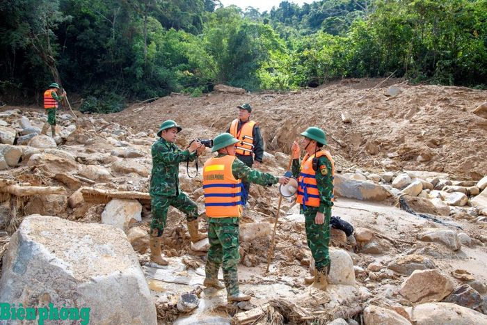 Trung tá Quân nhân chuyên nghiệp Trần Hồng Anh, nhân viên Nhà văn hóa, Phòng Chính trị, Ban Chỉ huy Bộ đội Biên phòng thành phố Đà Nẵng, tác nghiệp tại hiện trường vụ sạt lở ở xã Hùng Sơn, thành phố Đà Nẵng. Ảnh: Lê Văn Chương