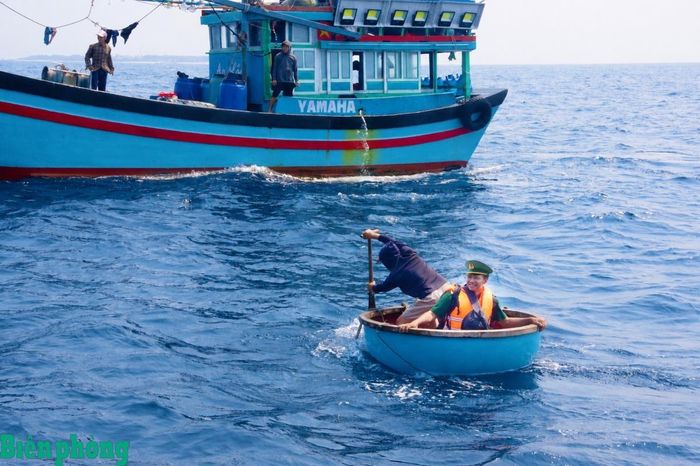 Thượng tá Quân nhân chuyên nghiệp Lê Văn Chương, phóng viên Báo Biên phòng, tác nghiệp tại đảo Lý Sơn, tỉnh Quảng Ngãi. Ảnh: Nhân vật cung cấp