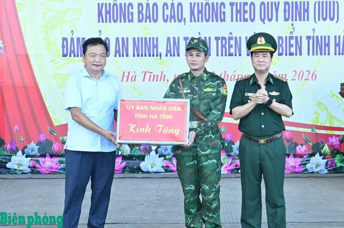 Đồng chí Phó Chủ tịch Ủy ban nhân dân tỉnh tặng quà động viên lực lượng tham gia tuần tra trên biển. Ảnh: Thanh Giang