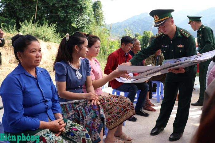 Tổ công tác của Đồn Biên phòng Pa Thơm, Bộ đội Biên phòng tỉnh Điện Biên tuyên truyền pháp luật cho người dân bản Pa Thơm (xã Thanh Yên, tỉnh Điện Biên) và cụm bản Sốp Hùn (huyện Mường Mày, tỉnh Phông Sa Lỳ, Lào). Ảnh: Anh Dũng