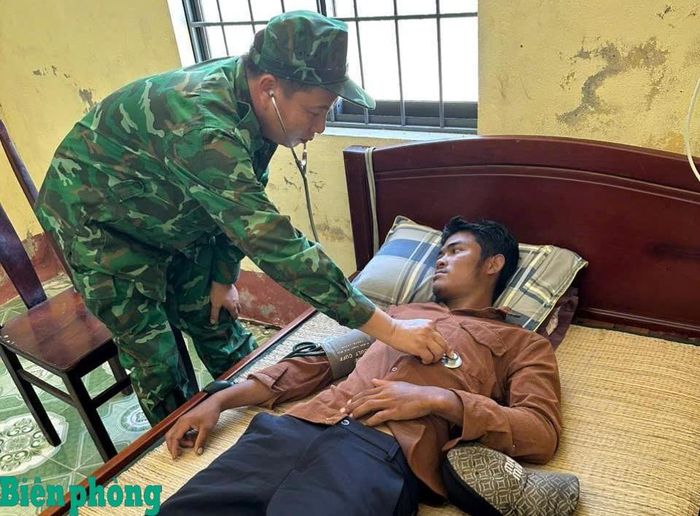 Biên phòng cửa khẩu cảng Dương Đông cứu nạn thuyền viên Campuchia và đưa về đơn vị chăm sóc sức khỏe. Ảnh: Tiến Vinh