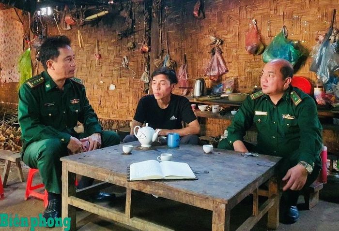 Tác giả trong một lần tác nghiệp tại biên giới tỉnh Cao Bằng. Ảnh: Đ.B