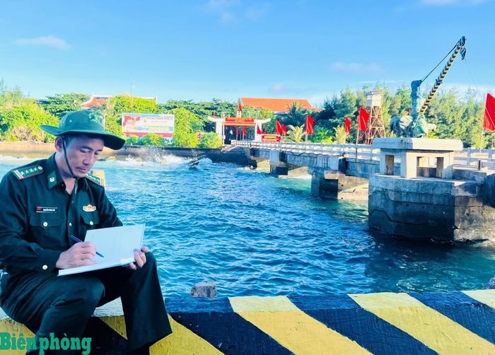 Tác giả tác nghiệp tại Trường Sa. Ảnh: Đ.B