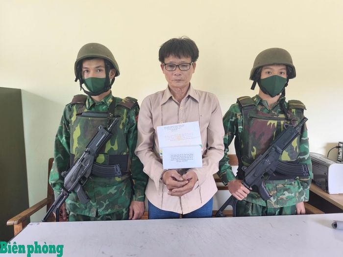 Đối tượng Ngô Văn Thắng cùng tang vật bị bắt giữ. Ảnh: Quàng Hùng