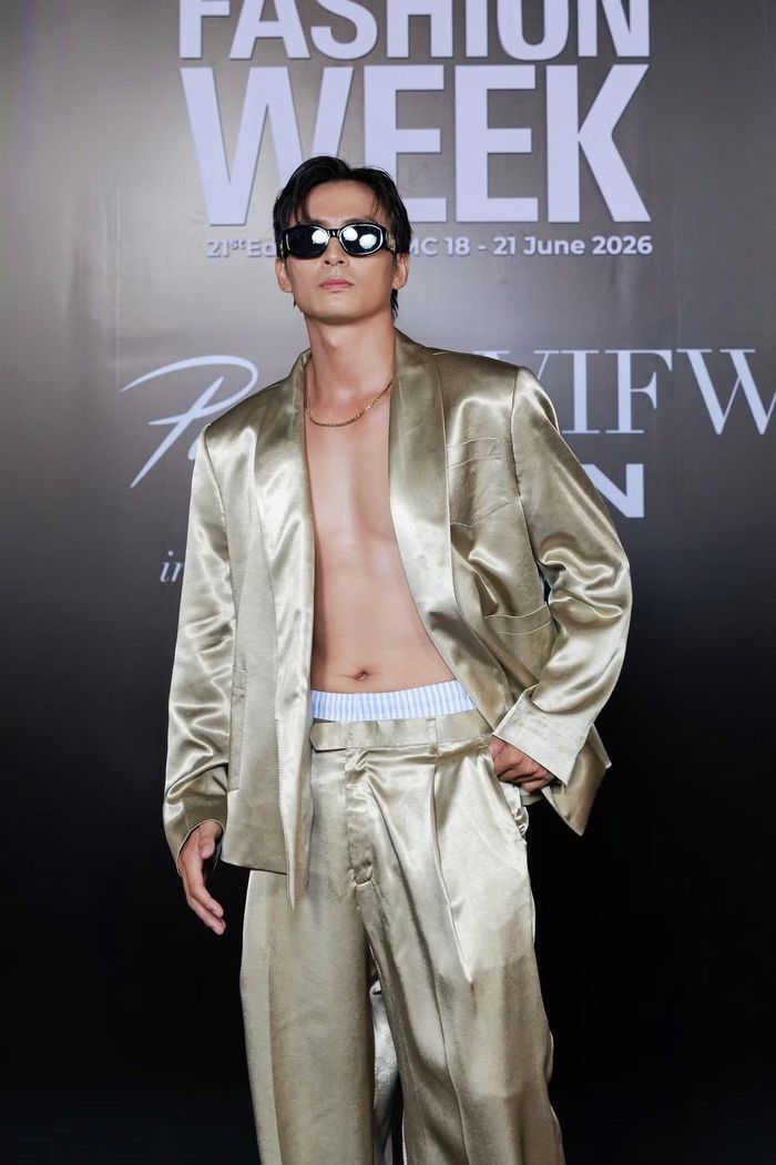 Diễn viên Lãnh Thanh là một trong số ít khách mời nam theo đuổi phong cách phá cách. Anh diện bộ suit chất liệu satin ánh kim, để hở phần thân trên và phối cùng kính râm màu tối.