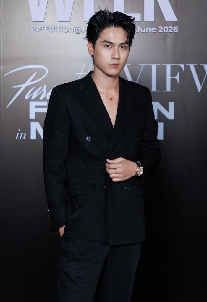  Diễn viên Võ Điền Gia Huy chọn bộ suit đen hai hàng khuy theo phom dáng cổ điển. Nam diễn viên tiết chế phụ kiện, chỉ kết hợp đồng hồ đeo tay và dây chuyền mảnh, tạo tổng thể gọn gàng, lịch lãm. Thiết kế ve áo bản lớn cùng cách cài khuy tối giản giúp bộ trang phục giữ được vẻ trang trọng nhưng không quá cứng nhắc, phù hợp không khí của sự kiện thời trang. 