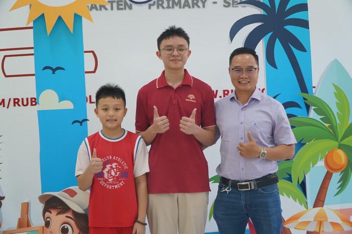 Nguyễn Đăng Phúc bên cạnh ba và em trai