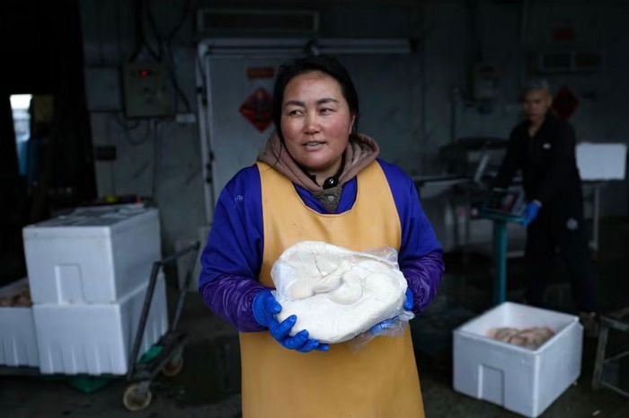 Nông dân WU Deli khoe lá gan ngỗng đông lạnh nặng 2,9kg. (Ảnh: Reuters)