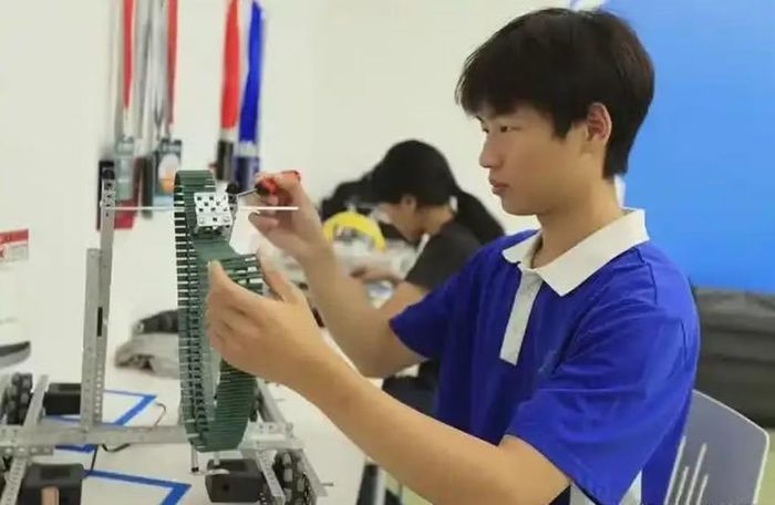 Wei có niềm yêu thích với máy móc và chế tạo từ nhỏ.
