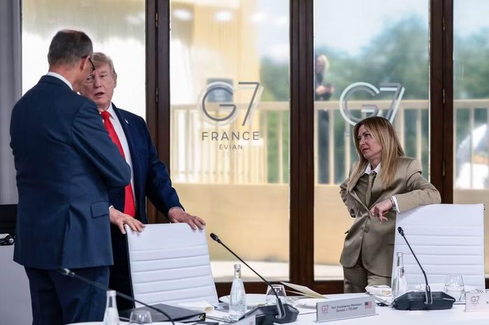 Tổng thống Mỹ Donald Trump cùng Thủ tướng Ý Giorgia Meloni và Thủ tướng Đức tại cuộc họp G7 ở Pháp. (Ảnh: AP)